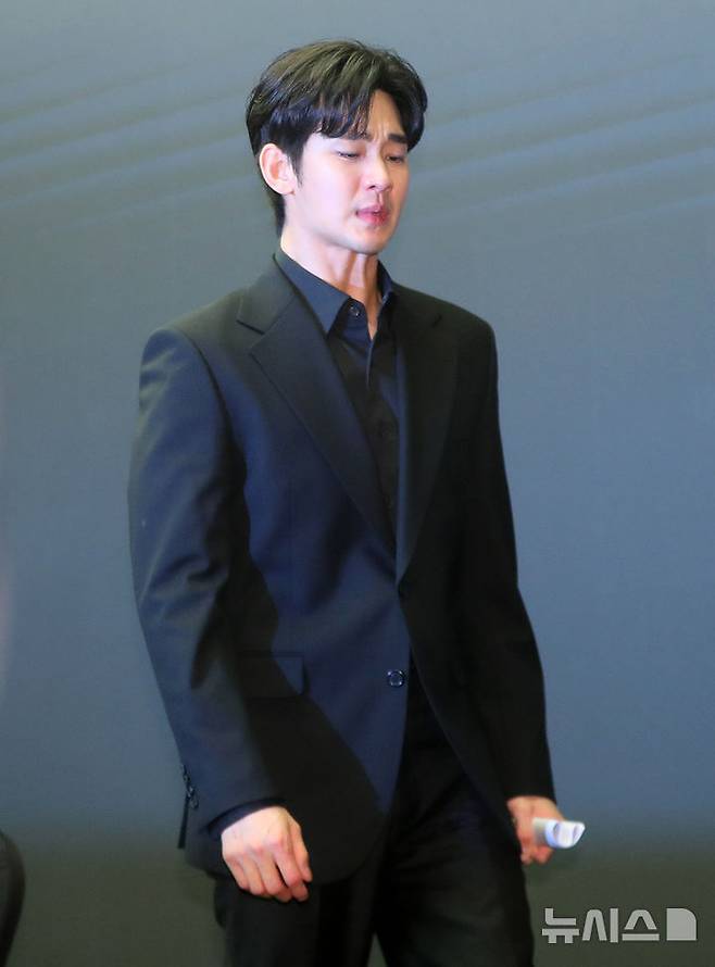 [서울=뉴시스] 김혜진 기자 = 배우 김수현이 31일 오후 서울 마포구 스탠포드호텔에서 열린 기자회견을 마치고 회견장을 나서고 있다. 2025.03.31. jini@newsis.com