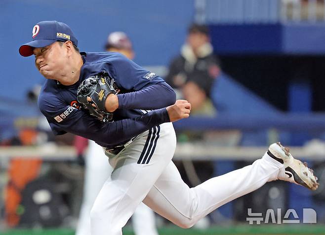 [서울=뉴시스] 김금보 기자 = 16일 오후 서울 구로구 고척스카이돔에서 열린 2025 프로야구 키움 히어로즈와 두산 베어스의 시범경기, 9회말 두산 이영하가 공을 던지고 있다. 2025.03.16. kgb@newsis.com