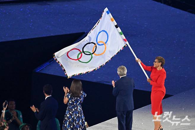 지난 2024년 8월 11일, 프랑스 생드니 스타드 드 프랑스에서 열린 2024파리올림픽 폐회식에서 토마스 바흐 IOC위원장이 캐런 배스 LA 시장에게 올림픽기를 전달하고 있다. 생드니=올림픽사진공동취재단/YW 황진환 기자