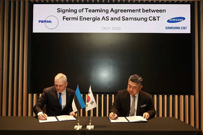 삼성물산 김정은(오른쪽) 원전영업팀장(상무)과 페르미 에네르기아 칼레브 칼레멧 CEO. 삼성물산 제공