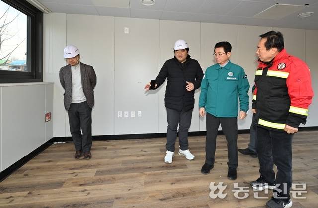 이철우 경북도지사(사진 오른쪽 두번째)가 모듈러주택을 둘러보고 있다.
