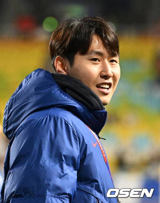 [OSEN=수원, 이대선 기자] 홍명보호가 이번에도 승리하지 못했다. 요르단과 아쉬운 무승부를 거두면서 3경기 연속 승점 1점을 추가하는 데&nbsp;만족해야 했다.홍명보 감독이&nbsp;이끄는 대한민국 축구대표팀은 25일 오후 8시 수원월드컵경기장에서 열린 2026 국제축구연맹(FIFA) 북중미 월드컵 아시아지역 3차 예선 B조 8차전에서 요르단과 1-1로 비겼다.경기 종료 후 한국 이강인이 관중석을 향해 인사를 하고 있다. 2025.03.25 /sunday@osen.co.kr