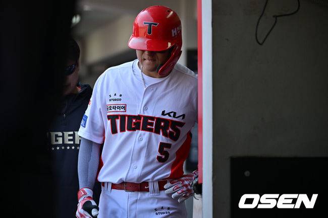 [OSEN=광주, 조은정 기자] 3회말 1사 KIA 김도영이 안타를 치고 난 뒤 햄스트링 통증을 호소하며 교체됐다. 김도영이 입술을 깨물고 라커룸으로 향하고 있다. 2025.03.22 /cej@osen.co.kr