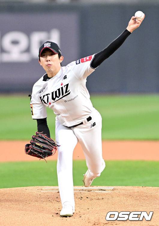 [OSEN=수원, 최규한 기자] 2일 오후 경기도 수원 KT위즈파크에서 ‘2025 신한 SOL Bank KBO리그’ KT 위즈와 LG 트윈스의 경기가 열렸다.홈팀 KT는 오원석, 방문팀 LG는 엘리에이저 에르난데스를 선발로 내세웠다.1회초 KT 선발 오원석이 힘차게 공을 뿌리고 있다. 2025.04.02 / dreamer@osen.co.kr