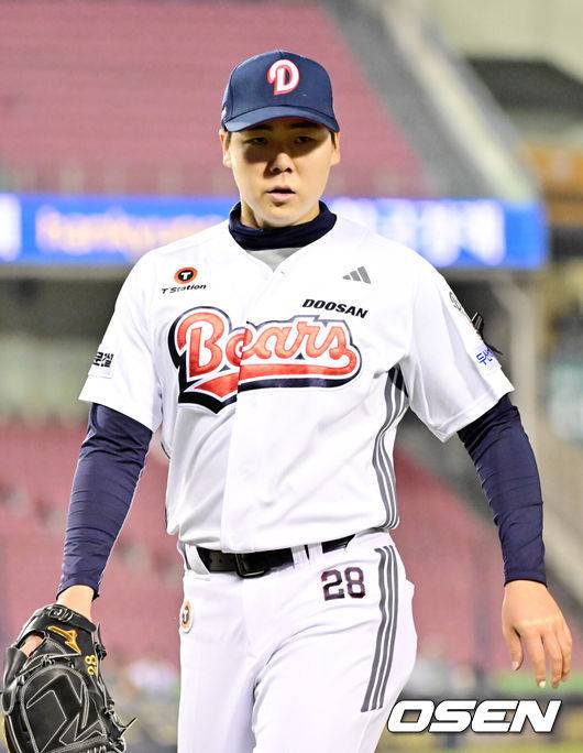 [OSEN=잠실, 민경훈 기자] 2일 오후 서울 잠실야구장에서 2025 신한 SOL Bank KBO리그 두산 베어스와 키움 히어로즈의 경기가 열렸다.이날 두산은 최승용, 키움은 윤현을 선발로 내세웠다.5회초를 마친 두산 선발 최승용이 덕아웃으로 향하고 있다. 2025.04.02 / rumi@osen.co.kr