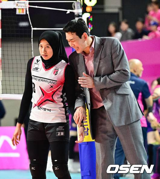 [OSEN=인천, 박준형 기자] 2일 인천 삼산월드체육관에서 프로배구 도드람 2024-2025 V리그 여자부 챔피언결정 2차전 흥국생명과 정관장의 경기가 진행됐다.1차전은 정규리그 1위를 차지한 흥국생명이 승리하며 통합우승을 향해 전진했다.2세트 정관장 고희진 감독과 메가가 이야기를 나누고 있다. 2025.04.02 / soul1014@osen.co.kr