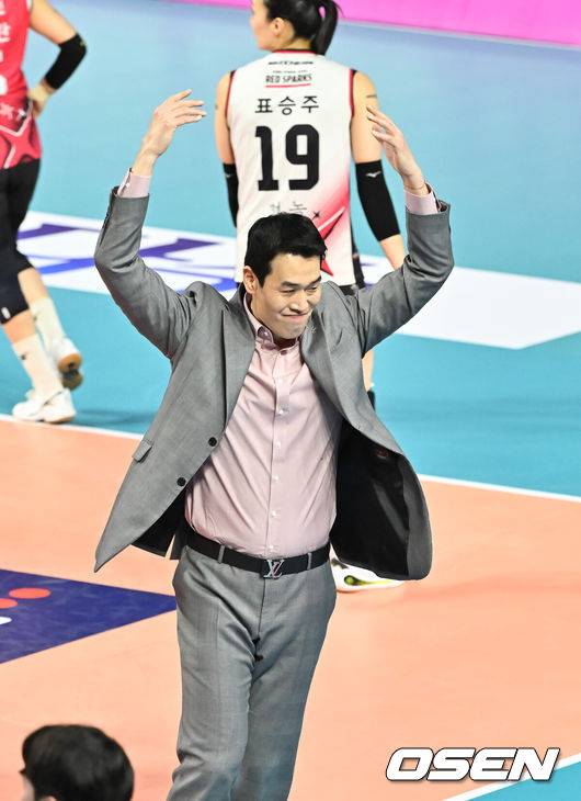 [OSEN=인천, 박준형 기자] 2일 인천 삼산월드체육관에서 프로배구 도드람 2024-2025 V리그 여자부 챔피언결정 2차전 흥국생명과 정관장의 경기가 진행됐다.1차전은 정규리그 1위를 차지한 흥국생명이 승리하며 통합우승을 향해 전진했다.1세트 정관장 고희진 감독이 부키리치의 득점에 환호하고 있다. 2025.04.02 / soul1014@osen.co.kr