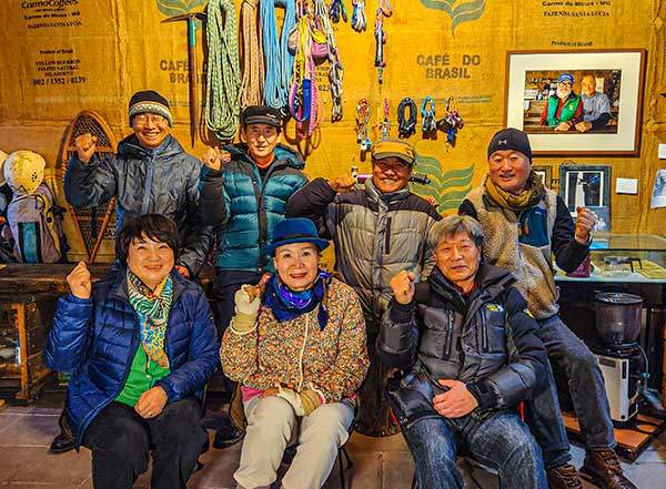 설악산악동지회 회원들. 지난 1~2월 설악산 빙벽등반 대상지 입구에서 대변수거 봉투를 배포했다. 특허 받은 응고제와 생분해 비닐봉투, 케이블타이와 겉봉투, 사용 설명서로 구성된 국산 제품을 회원들이 십시일반 모금해 무료 배포했다.