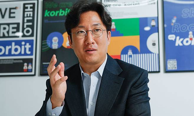 오세진 디지털자산거래소 공동협의체(DAXA·닥사) 의장 겸 코빗 대표가 지난달 24일 서울 강남구 코빗 본사에서 가상자산 업계의 현안과 나아가야 할 길 등에 대해 이야기하고 있다. 최상수 기자