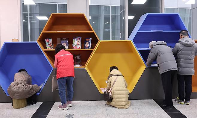 '노인 일자리 박람회'에서 어르신들이 구직신청서를 작성하고 있다. 연합뉴스