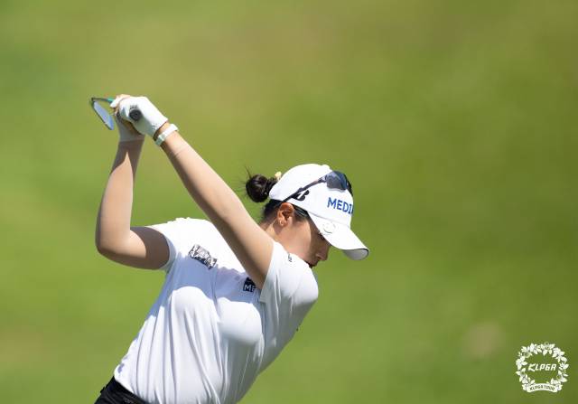 아이언 샷을 하고 있는 박현경. 사진 제공=KLPGA