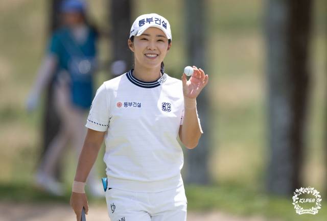 갤러리에게 인사하는 김수지. 사진 제공=KLPGA