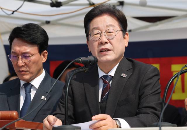 더불어민주당 이재명 대표가 2일 종로구 광화문 천막당사에서 열린 최고위원회의에서 발언하고 있다. 연합뉴스