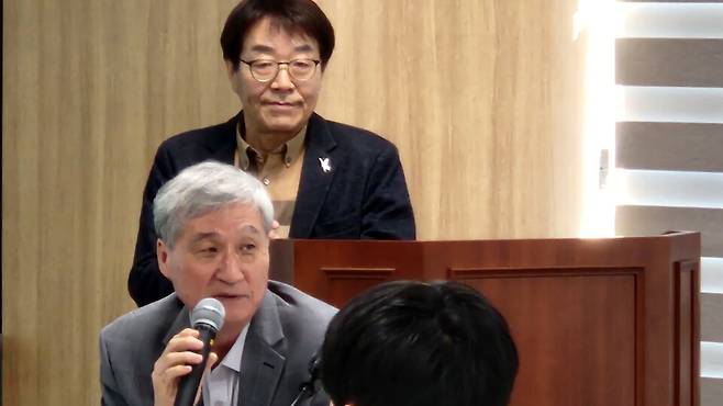 발제자인 전승수 전남대교수가 3월 31일 오후 군의회 1층 주민 소통실에서 열린 '혈도(피섬) 역간척 추진을 위한 대책' 토론회에서 청중의 질의에 답하고 있다. 뒤에 서 있는 사람이 전재경 자연환경국민신탁 대표이사 ⓒ시사저널 정성환