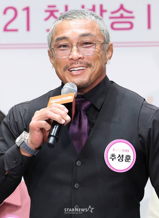 (서울=뉴스1) 권현진 기자 = 격투기 선수 추성훈이 4일 서울 영등포구 라마다 서울 신도림에서 열린 tvN STORY 예능 ‘잘생긴 트롯’ 제작발표회에 참석해 인사말을 하고 있다.  ‘잘생긴 트롯’(연출 황다원, 작가 정수정)은 연예계 대표 12명의 남자 스타들이 트롯에 진정성을 가지고 도전하는 신(新) 음악 예능이다. 2025.2.4/뉴스1  Copyright (C) 뉴스1. All rights reserved. 무단 전재 및 재배포,  AI학습 이용 금지. /사진=(서울=뉴스1) 권현진 기자