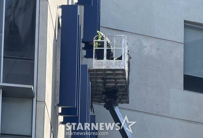 2일 창원NC파크의 내부 루버에 대한 점검이 진행 중인 모습./사진=양정웅 기자