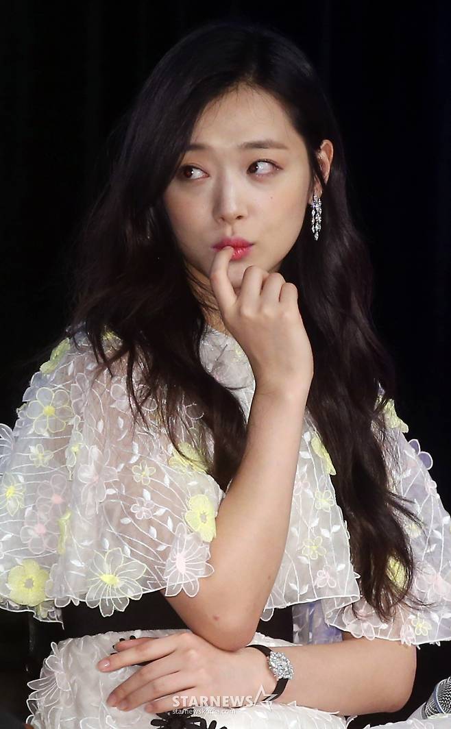 배우 최진리, 성동일, 김수현이 31일 오후 서울 종로구 성균관대학교 새천년홀에서 열린 영화 '리얼' 쇼케이스에 참석해 파이팅을 외치고 있다.영화 '리얼'은 아시아 최대 규모의 카지노를 둘러싼 두 남자의 거대한 비밀과 음모를 그린 액션 느와르로 오는 6월 개봉을 앞두고 있다. /사진=임성균 기자 tjdrbs23@