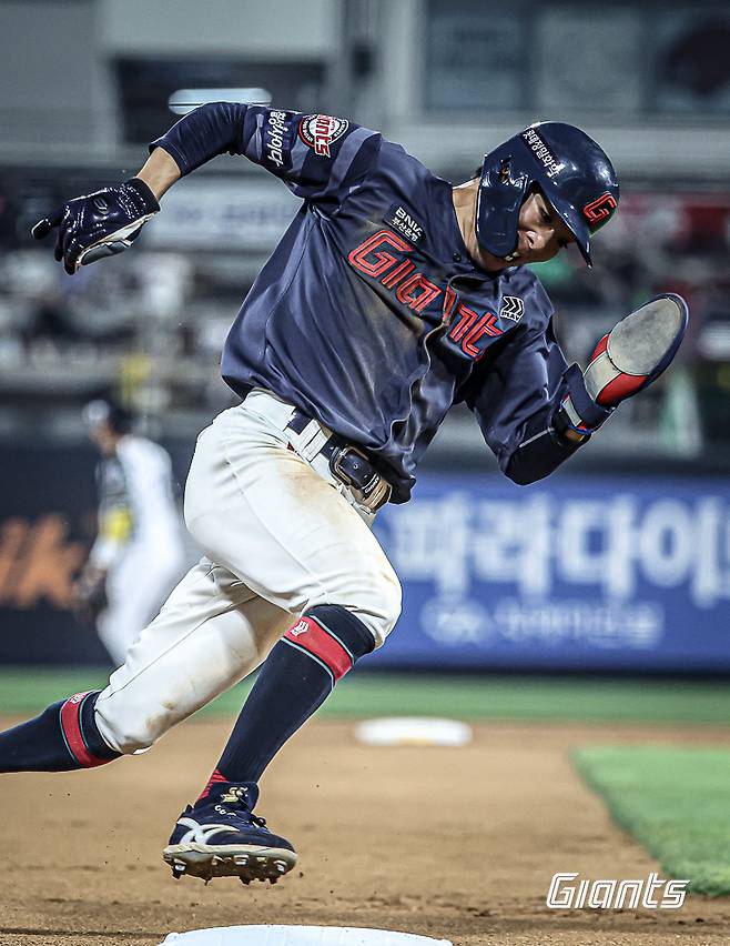 롯데 자이언츠가 1일 외야수 김동혁을 엔트리에 등록했다. 김동혁은 올해 퓨처스리그에서 9경기에 출전해 29타수 6안타 타율 0.207 1타점 출루율 0.324 장타율 0.241의 성적을 올렸다. 롯데 자이언츠