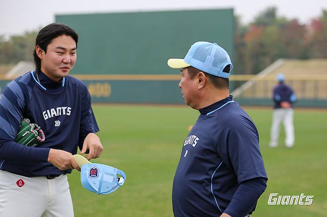 지난 1월 대만 타이난 스프링캠프에서 김태형(오른쪽) 롯데 자이언츠 감독과 대화를 나눴던 정철원. 사진 롯데 자이언츠
