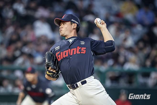 롯데 자이언츠 투수 김진욱이 지난달 26일 문학 SSG 랜더스전에서 시즌 첫 선발 등판해 퀄리티 스타트 쾌투를 펼쳤다. 롯데 자이언츠