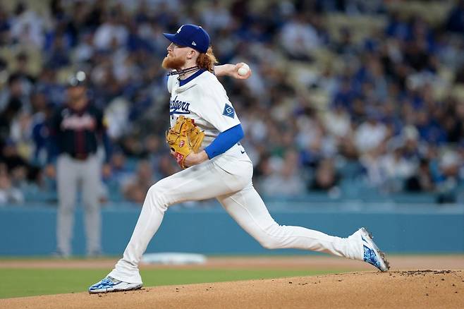 2일 미국 캘리포니아주 로스앤젤레스의 다저스타디움에서 열린 2025 미국프로야구 메이저리그 애틀랜타 브레이브스와 LA 다저스의 경기, 다저스가 3:1로 승리하면서 1958년 연고 이전 후 처음으로 개막 7연승을 질주했다. 다저스 선발 더스틴 메이가 공을 힘차게 던지고 있다. AFP 연합뉴스