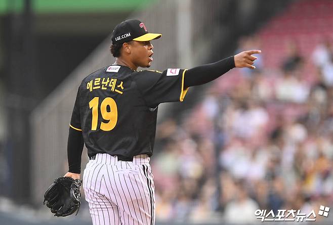 LG 투수 에르난데스는 2일 수원 KT위즈파크에서 열린 '2025 신한 SOL Bank KBO 리그' KT와 정규시즌 첫 번째 맞대결에서 선발 등판했다. 경기 초반 난조를 보이며 ⅔이닝 8실점으로 일찌감치 마운드에서 물러났다. 엑스포츠뉴스 DB