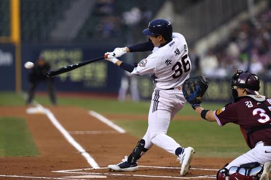 두산 베어스가 2일 잠실 키움전 승리로 2연패에서 탈출했다. 선발 투수 최승용의 퀄리티 스타트 쾌투와 함께 이영하의 멀티 이닝 소화가 빛났다. 또 시즌 첫 안타와 결승점을 유도한 외야수 추재현도 첫 선발 출전 경기에서 강한 인상을 남겼다. 두산 베어스