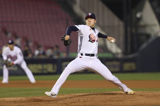 두산 베어스가 2일 잠실 키움전 승리로 2연패에서 탈출했다. 선발 투수 최승용의 퀄리티 스타트 쾌투와 함께 이영하의 멀티 이닝 소화가 빛났다. 또 시즌 첫 안타와 결승점을 유도한 외야수 추재현도 첫 선발 출전 경기에서 강한 인상을 남겼다. 두산 베어스