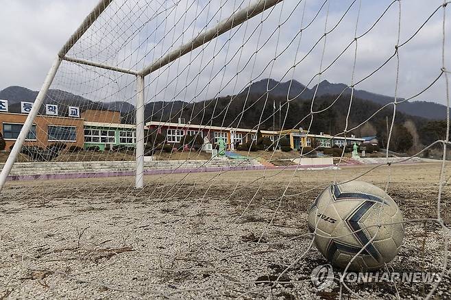 '공 차는 아이들은 어디에' (포천=연합뉴스) 임병식 기자 = 25일 오전 경기도 포천시 관인면 중리초등학교에서 축구공이 덩그러니 놓여 있다.   
    경기도교육청에 따르면 1955년 개교한 포천 중리초는 신학기 신입생이 없어 오는 3월 1일 자로 폐교된다. 2025.2.25 andphotodo@yna.co.kr