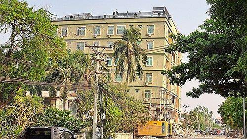 11층 아파트가 6층으로   (만달레이=연합뉴스) 박의래 특파원 = 31일 미얀마 만달레이에 무너져 내린 스카이 빌라. 11층 건물이 주저앉으면서 6층만 남았고 90여명이 매몰된 것으로 파악되고 있다. 025.3.31 
    laecorp@yna.co.kr