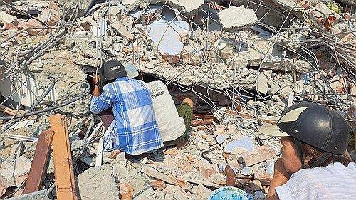 집안 수색하는 미얀마 시민들 (만달레이=연합뉴스) 박의래 특파원 = 31일 미얀마 만달레이에서 주민들이 무너진 주택 안을 살펴보고 있다. 2025.3.31. 
    laecorp@yna.co.kr