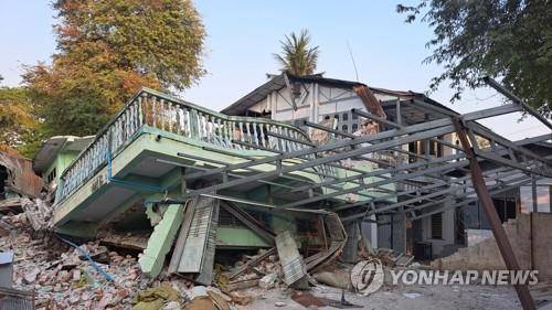 강진으로 초토화된 만달레이 인근 짜우세 시 (짜우세[미얀마]=연합뉴스) 박의래 특파원 = 미얀마에서 28일(현지시간) 7.7 규모 강진이 발생했다. 사진은 큰 피해를 본 만달레이시 인근 짜우세시 30일 모습. 2025.3.30