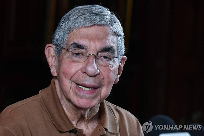 1일(현지시간) 기자회견하는 오스카르 아리아스 전 코스타리카 대통령 [산호세 AFP=연합뉴스. 재판매 및 DB 금지]