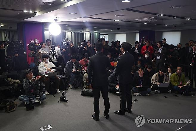 정몽규 회장 입에 쏠린 관심 (서울=연합뉴스) 서대연 기자 = 대한축구협회장 4연임에 성공한 정몽규 회장이 26일 서울 종로구 축구회관에서 열린 제55대 대한축구협회 회장 선거에서 당선이 확정된 뒤 취재진 앞에서 소감을 밝히고 있다. 2025.2.26 dwise@yna.co.kr