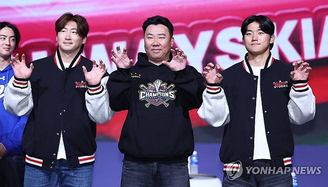 포즈 취하는 KIA (서울=연합뉴스) 김인철 기자 = KIA 이범호 감독과 나성범, 김도영이 20일 서울 송파구 롯데호텔월드에서 열린 2025 신한 SOL Bank KBO 프로야구 개막 미디어데이에서 포즈를 취하고 있다. 2025.3.20 yatoya@yna.co.kr