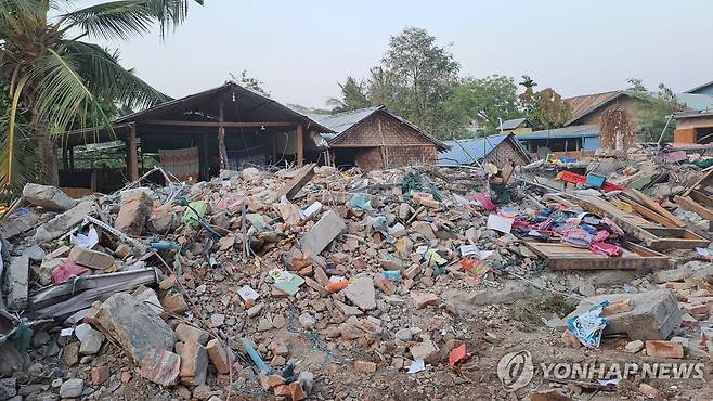 지진으로 완전히 무너져 버린 유치원 (짜우세[미얀마]=연합뉴스) 박의래 특파원 = 미얀마에서 28일 7.7 규모 강진이 발생하면서 미얀마 중부 짜우세시에 있는 2층 규모 유치원 건물이 무너진 모습. 2025.3.30 laecorp@yna.co.kr