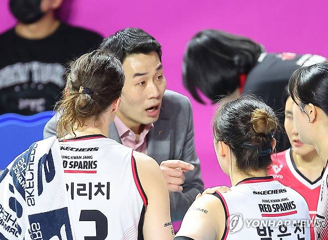 작전 지시하는 고희진 감독 (인천=연합뉴스) 임순석 기자 = 2일 인천 삼산월드체육관에서 열린 프로배구 V리그 여자부 챔피언결정전 흥국생명과 정관장의 2차전 경기. 정관장 고희진 감독이 작전을 지시하고 있다. 2025.4.2 soonseok02@yna.co.kr