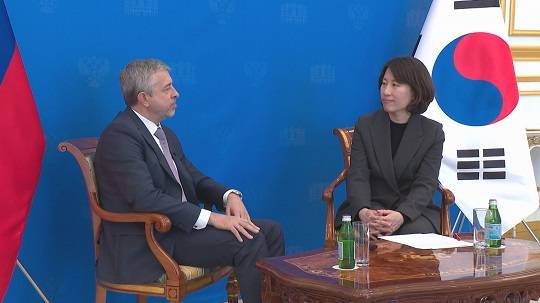 게오르기 지노비예프 주한러시아대사가 2일 서울 중구 대사관에서 채널A와 인터뷰하고 있다.