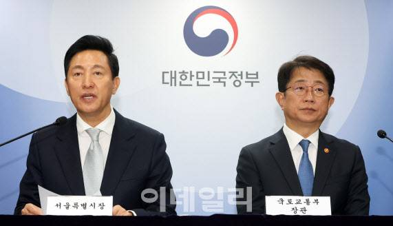 오세훈(왼쪽) 서울시장과 박상우 국토교통부 장관이 지난달 19일 서울 종로구 정부서울청사에서 강남 3구와 용산구 일대 토지거래허가구역 재지정을 골자로 한 주택시장 안정화 방안 브리핑을 하고 있다.(사진=방인권 기자)