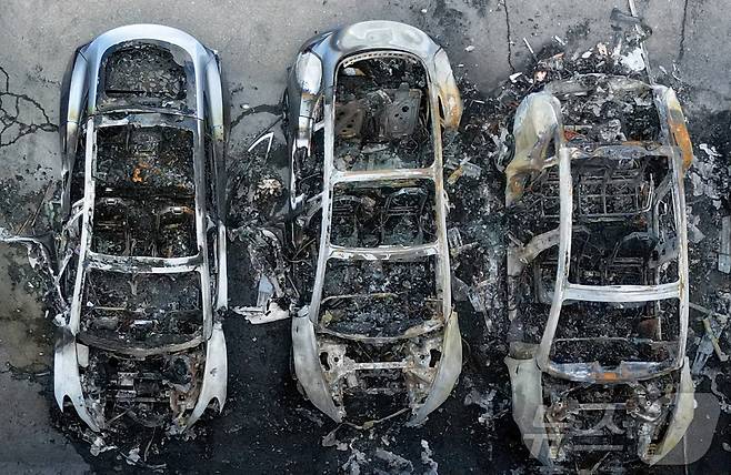 지난달 31일(현지시간) 로마 테슬라 전시장에서 방화로 추정되는 불이 나 차량 17 대가 전소했다. ⓒ 로이터=뉴스1 ⓒ News1 박형기 기자