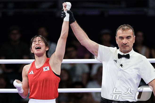 대한민국 복싱 대표팀 임애지 선수가 2일 오전(한국시간) 프랑스 파리 노스 파리 아레나에서 진행된 복싱 여자 54kg급 준준결승 콜롬비아의 예니 마르셀라 아리아스 카스타네다 선수와의 경기를 승리한 후 기뻐하고 있다. 2024.8.2/뉴스1 ⓒ News1 박정호 기자