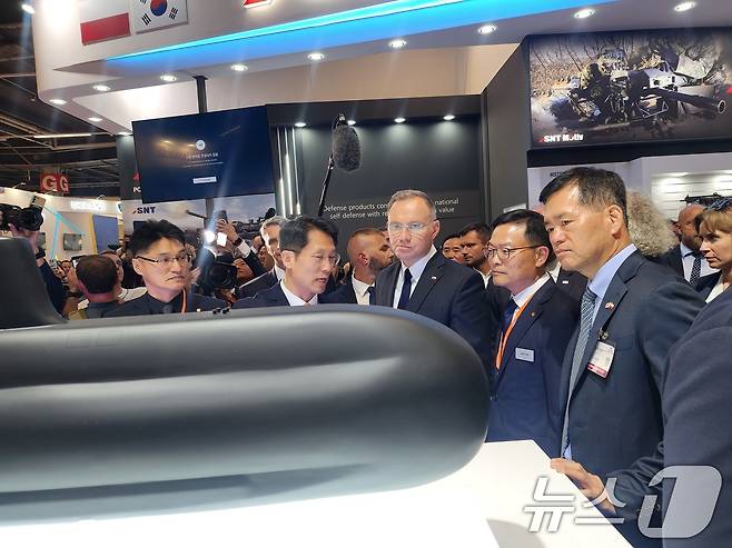 석종건 방위사업청장과 안제이 두다 폴란드 대통령이 지난해 9월 3일(현지시간) 폴란드에서 열린 국제방위산업 전시회(MSPO) 한국 전시관을 둘러보고 있다. (방위사업청 제공) 2024.9.5/뉴스1