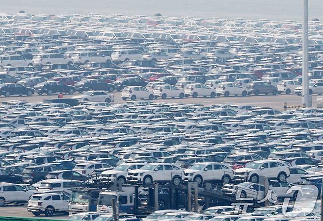 도널드 트럼프 미국 대통령이 예고한 상호 관세 발표가 하루 앞으로 다가온 2일 경기 평택시 포승읍 평택항 자동차전용부두에 수출용 차량들이 세워져 있다. 2025.4.2/뉴스1 ⓒ News1 김영운 기자