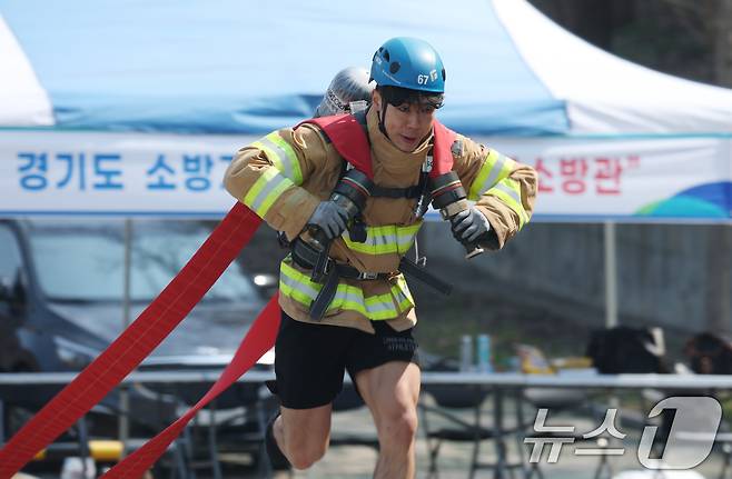 3일 오전 경기 용인시 처인구 경기도소방학교에서 열린 '2025년 경기도 소방기술경연대회'에서 참가자가 '최강 소방관' 종목에서 기량을 뽐내고 있다. 2025.4.3/뉴스1 ⓒ News1 김영운 기자