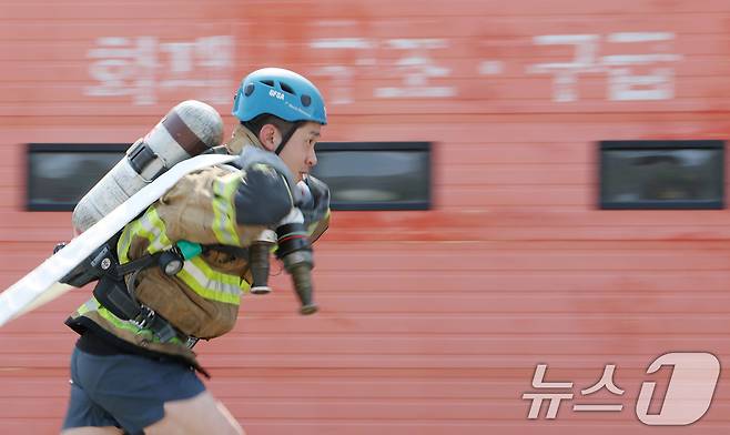 3일 오전 경기 용인시 처인구 경기도소방학교에서 열린 '2025년 경기도 소방기술경연대회'에서 참가자가 '최강 소방관' 종목에서 기량을 뽐내고 있다. 2025.4.3/뉴스1 ⓒ News1 김영운 기자