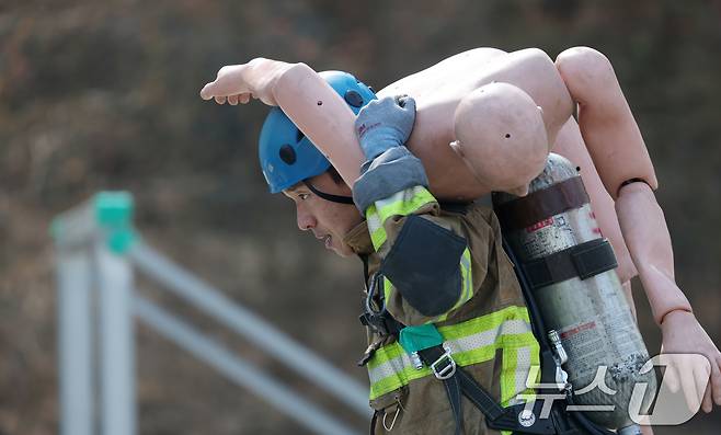 3일 오전 경기 용인시 처인구 경기도소방학교에서 열린 '2025년 경기도 소방기술경연대회'에서 참가자가 '최강 소방관' 종목에서 기량을 뽐내고 있다. 2025.4.3/뉴스1 ⓒ News1 김영운 기자