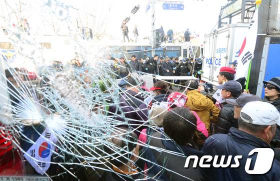 10일 오후 서울 종로구 안국역 4번 출구에서 경찰버스의 유리창이 깨져 있다. 이날 헌법재판소 재판관들이 만장일치로 탄핵인용 결정을 하자 과격해진 시위대로 안국역 주변 탄핵반대집회가 열린 도로는 아수라장이 됐다. 2017.3.10/뉴스1 ⓒ News1 최현규 기자