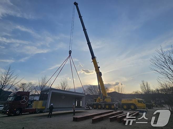 30일 오후 5시 40분쯤 경북 대형 산불로 인한 이재민 임시주택 1호가 안동시 일직면 망호리 권정생 어린이 문학관 앞 유휴부지에 도착해 설치를 시작하고 있다.(자료사진) 2025.3.30/뉴스1 ⓒ News1 신성훈 기자