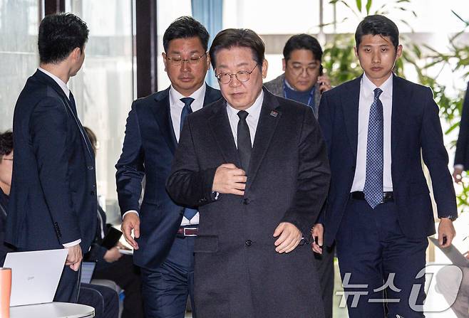 이재명 더불어민주당 대표가 3일 오후 서울 여의도 국회 당대표실에서 나와 차량으로 향하고 있다. 2025.4.3/뉴스1 ⓒ News1 이재명 기자