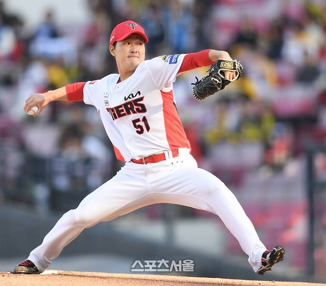 KIA 투수 전상현이 지난해 10월23일 광주-기아 챔피언스 필드에서 열린 삼성과 2024 KBO 한국시리즈 1차전 6회 역투하고 있다. 광주 | 최승섭기자 thunder@sportsseoul.com